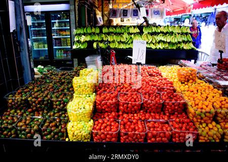 Un marché en plein air animé avec une gamme de fruits et légumes frais vibrants à vendre Banque D'Images