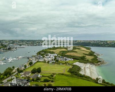 Vue aérienne de la plage de Kinsale avec la rivière Bandon dans le sud de l'Irlande gardée par James fort Banque D'Images