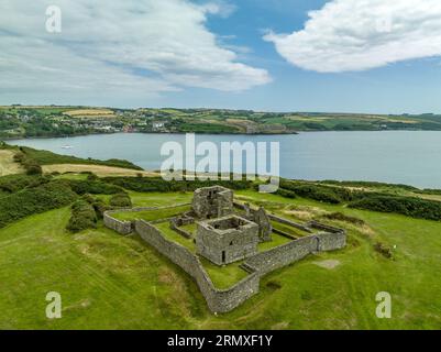 Vue panoramique aérienne de James fort à travers Kinsale Irlande, 16e siècle British Star fort fait de terre avec maçonnerie château intérieur dominant l'entra Banque D'Images