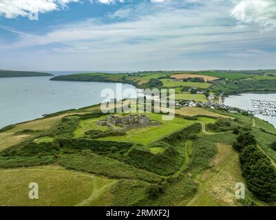 Vue panoramique aérienne de James fort à travers Kinsale Irlande, 16e siècle British Star fort fait de terre avec maçonnerie château intérieur dominant l'entra Banque D'Images