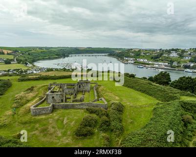 Vue panoramique aérienne de James fort à travers Kinsale Irlande, 16e siècle British Star fort fait de terre avec maçonnerie château intérieur dominant l'entra Banque D'Images