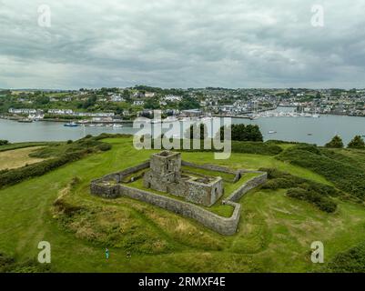 Vue panoramique aérienne de James fort à travers Kinsale Irlande, 16e siècle British Star fort fait de terre avec maçonnerie château intérieur dominant l'entra Banque D'Images