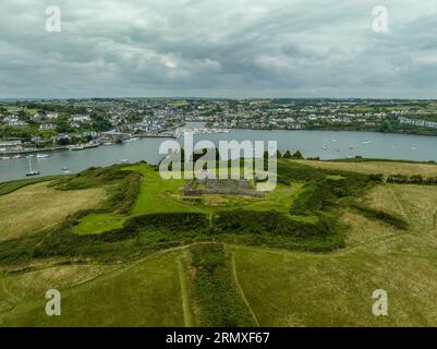 Vue panoramique aérienne de James fort à travers Kinsale Irlande, 16e siècle British Star fort fait de terre avec maçonnerie château intérieur dominant l'entra Banque D'Images