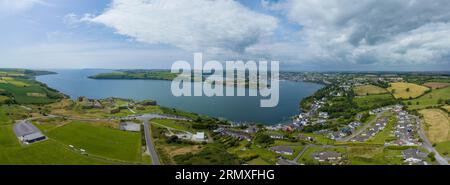 Vue aérienne panoramique de la baie de Kinsale avec la rivière Bandon dans le sud de l'Irlande gardée par James fort et Charles fort destination touristique populaire Banque D'Images
