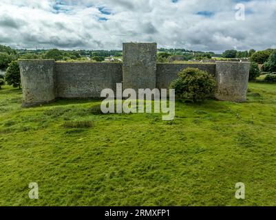 Vue aérienne du château de Liscarroll forteresse hiberno-normande du 13e siècle dans le comté de Cork avec tours d'angle rondes et imposante maison de porte gothique Banque D'Images