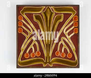 Antique années 1900 Villeroy et Boch Art Nouveau Poterie 8inch carreau de poterie. Banque D'Images