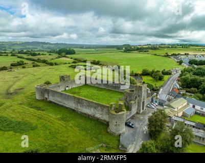 Vue aérienne du château de Liscarroll forteresse hiberno-normande du 13e siècle dans le comté de Cork avec tours d'angle rondes et imposante maison de porte gothique Banque D'Images