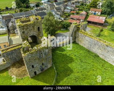 Vue aérienne du château de Liscarroll forteresse hiberno-normande du 13e siècle dans le comté de Cork avec tours d'angle rondes et imposante maison de porte gothique Banque D'Images