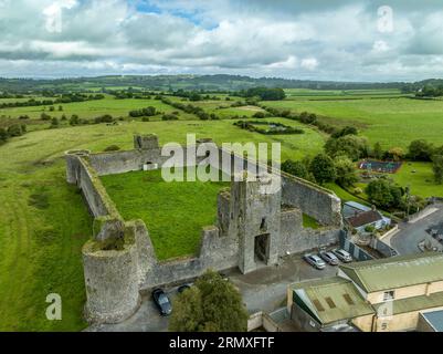 Vue aérienne du château de Liscarroll forteresse hiberno-normande du 13e siècle dans le comté de Cork avec tours d'angle rondes et imposante maison de porte gothique Banque D'Images