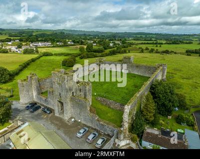 Vue aérienne du château de Liscarroll forteresse hiberno-normande du 13e siècle dans le comté de Cork avec tours d'angle rondes et imposante maison de porte gothique Banque D'Images