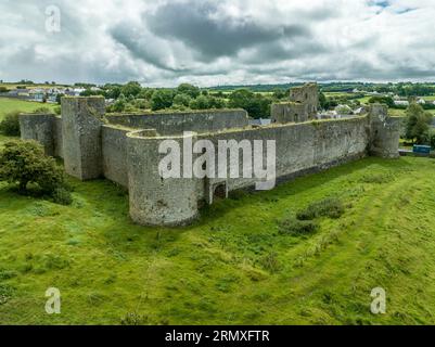 Vue aérienne du château de Liscarroll forteresse hiberno-normande du 13e siècle dans le comté de Cork avec tours d'angle rondes et imposante maison de porte gothique Banque D'Images