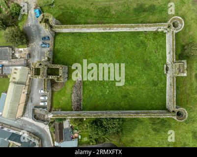 Vue aérienne du château de Liscarroll forteresse hiberno-normande du 13e siècle dans le comté de Cork avec tours d'angle rondes et imposante maison de porte gothique Banque D'Images