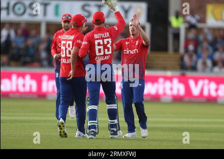 Siège unique Riverside, Chester le Street le mercredi 30 août 2023. L'Anglais Luke Wood célèbre après avoir pris le guichet du Devon Conway de Nouvelle-Zélande lors du match Mens International T20 Match entre l'Angleterre et la Nouvelle-Zélande au Seat unique Riverside, Chester le Street le mercredi 30 août 2023. (Photo : Mark Fletcher | MI News) crédit : MI News & Sport / Alamy Live News Banque D'Images