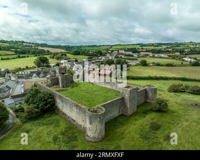 Vue aérienne du château de Liscarroll forteresse hiberno-normande du 13e siècle dans le comté de Cork avec tours d'angle rondes et imposante maison de porte gothique Banque D'Images