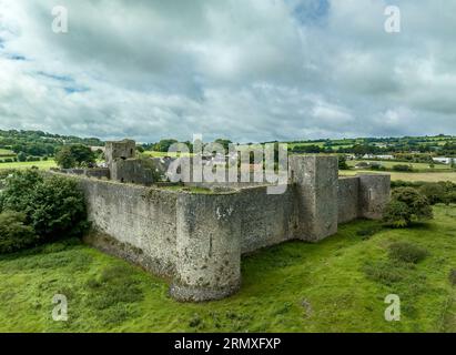 Vue aérienne du château de Liscarroll forteresse hiberno-normande du 13e siècle dans le comté de Cork avec tours d'angle rondes et imposante maison de porte gothique Banque D'Images