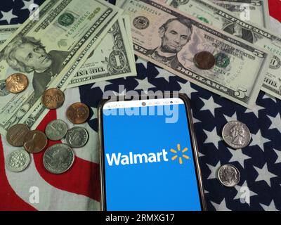 Dans cette illustration photo, le logo Walmart, Inc. Est affiché sur un smartphone Banque D'Images