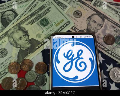 Sur cette photo, le logo General Electric Company (GE) est affiché sur un smartphone Banque D'Images