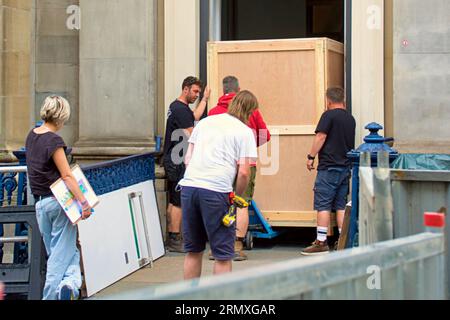 Glasgow, Écosse, Royaume-Uni. 30 août 2023. Trop grand pour que les portes de scie de porte soient enlevées pour faire passer la caisse à travers. Le personnel a eu recours au carton pour cacher le travail et a écrit des messages offensants en réponse à l'effort supplémentaire. La police a été appelée et le personnel a été informé qu'il n'y avait rien qu'ils pouvaient faire et d'enlever les mots de jure. Ironiquement, Banksy qui supervisait peut-être le renvoi pour le faire. Crédit Gerard Ferry/Alamy Live News Banque D'Images