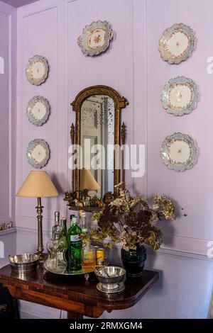 Assiettes décoratives et miroir encadré doré avec plateau à boissons dans la conversion de loft de fleurs du 18e siècle près de Penzance en Cornouailles, Royaume-Uni Banque D'Images