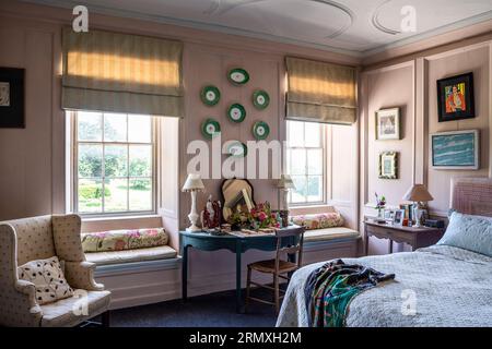 Stores romains au-dessus des sièges de fenêtre avec coiffeuse dans la conversion de loft de fleurs du 18e siècle près de Penzance en Cornouailles, Royaume-Uni Banque D'Images