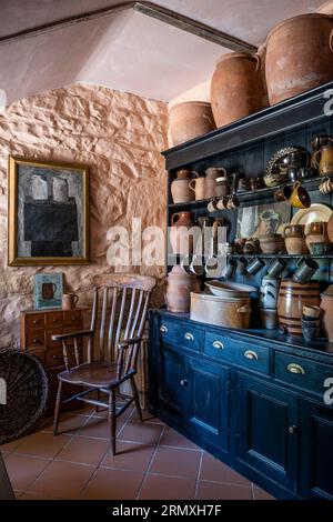 Grands pots en terre cuite sur la commode de cuisine upcycled dans la peinture sarcelle. Conversion de loft de fleurs du 18e siècle près de Penzance en Cornouailles, Royaume-Uni Banque D'Images