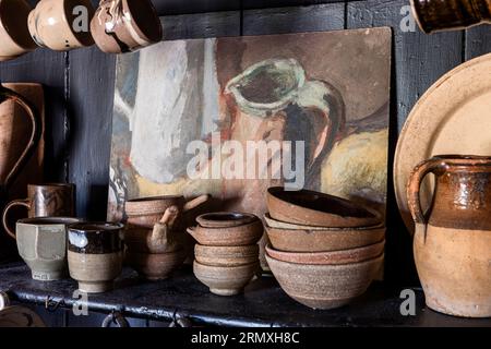 Bols de poterie et tasses avec des œuvres d'art sur commode dans la conversion de loft de fleur du 18e siècle près de Penzance en Cornouailles, Royaume-Uni Banque D'Images