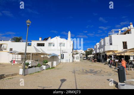 Praia da Luz, Algarve, Portugal- 20 octobre 2022 : magnifique promenade pavée à Praia da Luz, Algarve, Portugal Banque D'Images