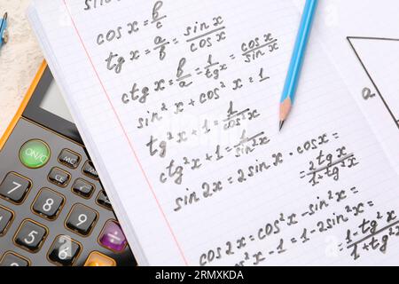 Copybook avec formules mathématiques et stylo, gros plan Banque D'Images