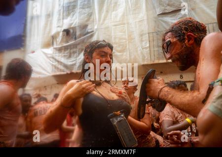 Buñol, Valence, Espagne, 33 août 2023, 18 000 personnes prennent la rue principale de Buñol pour teindre les rues en rouge à la Tomatina. La 76e édition du festival traditionnel qui a transformé les rues les plus centrales de la municipalité en une guerre dans laquelle 150 000 kilos de tomates ont été utilisés comme seules munitions. @Salva Garrigues / Alamy Live News Banque D'Images