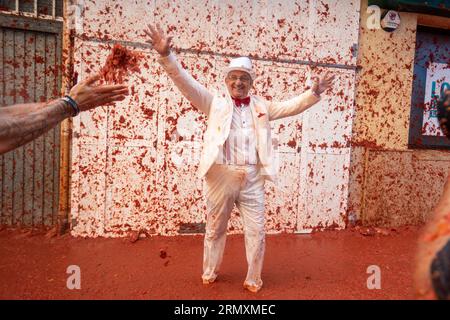 Buñol, Valence, Espagne, 33 août 2023, 18 000 personnes prennent la rue principale de Buñol pour teindre les rues en rouge à la Tomatina. La 76e édition du festival traditionnel qui a transformé les rues les plus centrales de la municipalité en une guerre dans laquelle 150 000 kilos de tomates ont été utilisés comme seules munitions. @Salva Garrigues / Alamy Live News Banque D'Images