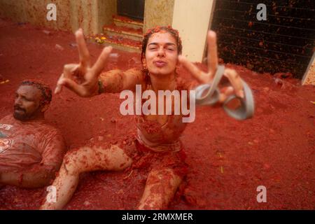 Buñol, Valence, Espagne, 33 août 2023, 18 000 personnes prennent la rue principale de Buñol pour teindre les rues en rouge à la Tomatina. La 76e édition du festival traditionnel qui a transformé les rues les plus centrales de la municipalité en une guerre dans laquelle 150 000 kilos de tomates ont été utilisés comme seules munitions. @Salva Garrigues / Alamy Live News Banque D'Images