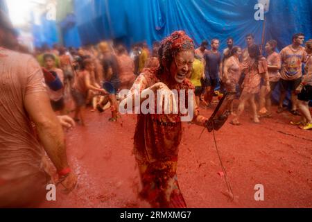 Buñol, Valence, Espagne, 33 août 2023, 18 000 personnes prennent la rue principale de Buñol pour teindre les rues en rouge à la Tomatina. La 76e édition du festival traditionnel qui a transformé les rues les plus centrales de la municipalité en une guerre dans laquelle 150 000 kilos de tomates ont été utilisés comme seules munitions. @Salva Garrigues / Alamy Live News Banque D'Images