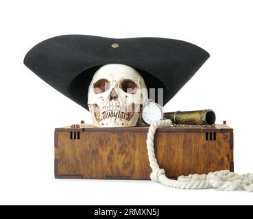 Crâne humain avec chapeau de pirate, poitrine et spyGlass isolé sur fond blanc Banque D'Images