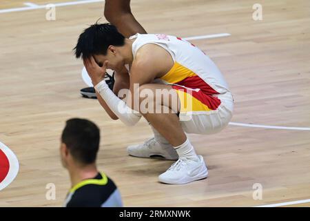 Quezon City, Philippines. 30 août 2023. Rui Zhao de l'équipe chinoise de basket-ball réagit lors du match de coupe du monde de basket-ball masculin FIBA 2023 entre la Chine et Porto Rico qui s'est tenu au Araneta Coliseum à Quezon City. Score final Porto Rico 107:89 Chine. Crédit : SOPA Images Limited/Alamy Live News Banque D'Images