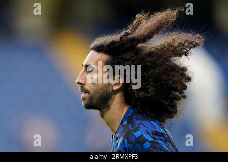 Marc Cucurella de Chelsea s'réchauffe avant le match de deuxième tour de la coupe Carabao à Stamford Bridge, Londres. Date de la photo : mercredi 30 août 2023. Banque D'Images