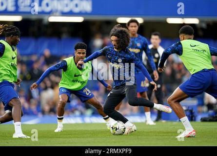 Marc Cucurella de Chelsea s'réchauffe avant le match de deuxième tour de la coupe Carabao à Stamford Bridge, Londres. Date de la photo : mercredi 30 août 2023. Banque D'Images