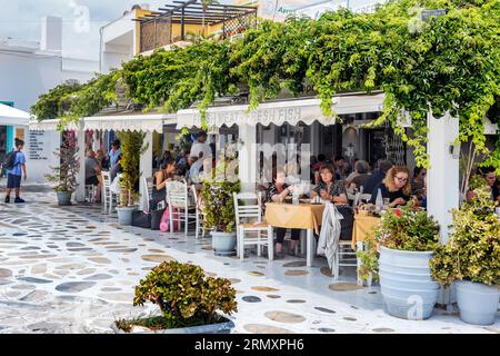 Restaurant dans la ville de Tinos. Banque D'Images