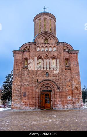 CHERNIHIV, UKRAINE - 27 DÉCEMBRE 2021 : Marche dans le centre-ville historique avec de nombreuses églises et monastères à Chernihiv, Ukraine le 27 décembre 202 Banque D'Images