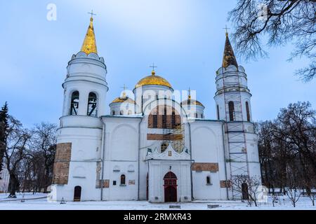 CHERNIHIV, UKRAINE - 27 DÉCEMBRE 2021 : Marche dans le centre-ville historique avec de nombreuses églises et monastères à Chernihiv, Ukraine le 27 décembre 202 Banque D'Images