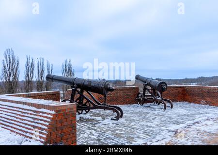 CHERNIHIV, UKRAINE - 27 DÉCEMBRE 2021 : Marche dans le centre-ville historique avec de nombreuses églises et monastères à Chernihiv, Ukraine le 27 décembre 202 Banque D'Images