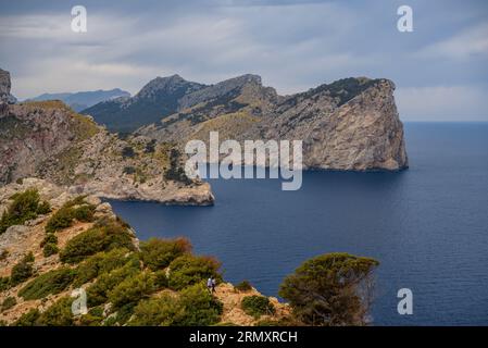 Falaises et montagnes de la Serra de Tramuntana vue du Cap de Formentor (Majorque, Îles Baléares) ESP : Acantilados de Mallorca Banque D'Images