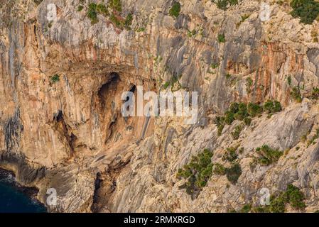 Falaises des montagnes de la Serra de Tramuntana au-dessus de la mer, vues du point de vue d'es Colomer (Majorque, Îles Baléares, Espagne) Banque D'Images