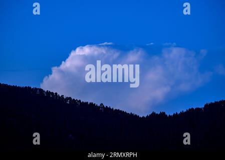 Nuage de tempête Cumulonimbus en Catalogne centrale vu du point de vue du Cap Ras après le Moixeró (Cerdanya, Lleida, Catalogne, Espagne, Pyrénées) Banque D'Images