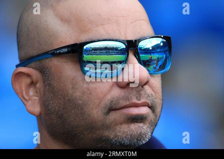 Londres, Royaume-Uni. 30 août 2023. Une vue générale du stade de Stamford Bridge reflétée dans les lunettes d'un fan de Chelsea lors du match de deuxième tour sud de la coupe de Carabao EFL entre Chelsea et l'AFC Wimbledon à Stamford Bridge, Londres, Angleterre le 30 août 2023. Photo de Carlton Myrie. Usage éditorial uniquement, licence requise pour un usage commercial. Aucune utilisation dans les Paris, les jeux ou les publications d'un seul club/ligue/joueur. Crédit : UK Sports pics Ltd/Alamy Live News Banque D'Images
