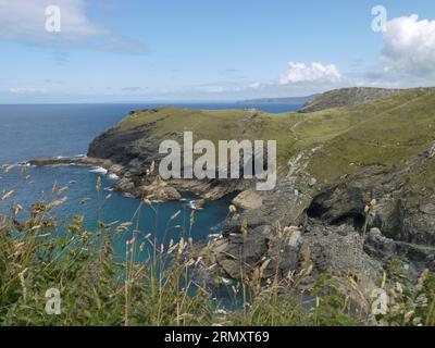 Tintagel, Cornouailles, Royaume-Uni - juillet 1 2022 : Merlin's Cove, vue depuis l'île Banque D'Images