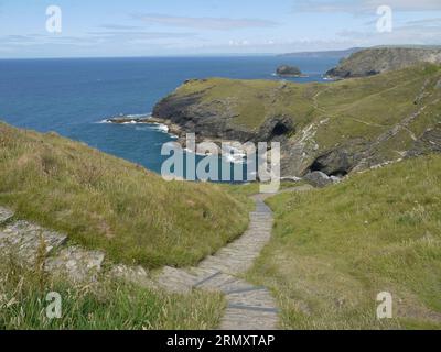 Tintagel, Cornouailles, Royaume-Uni - juillet 1 2022 : descente vers Merlin's Cove depuis l'île de Tintagel Banque D'Images