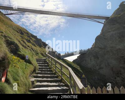 Tintagel, Cornouailles, Royaume-Uni - juillet 1 2022 : ponts Tintagel, anciens et nouveaux, vus d'en bas Banque D'Images