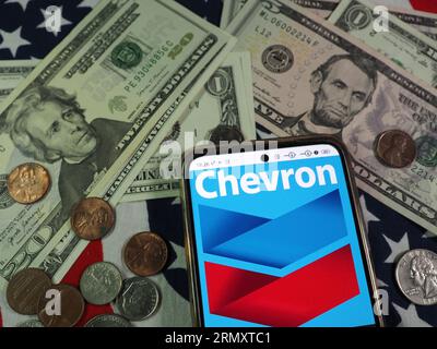 Allemagne. 30 août 2023. Dans cette illustration photo le logo Chevron Corporation est vu affiché sur un smartphone. (Image de crédit : © Igor Golovniov/SOPA Images via ZUMA Press Wire) USAGE ÉDITORIAL SEULEMENT! Non destiné à UN USAGE commercial ! Banque D'Images