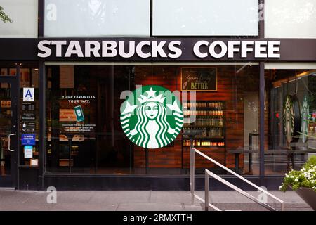 Starbucks Coffee, 1 Battery Park Plaza, New York, NYC photo de la vitrine d'une chaîne de cafés dans le centre-ville de Manhattan. Banque D'Images