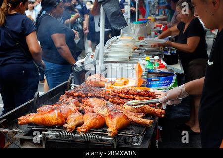 Personne grillant des jambes de dinde à une foire de rue de festival de nourriture à Broadway à New York, le 26 août 2023. Banque D'Images